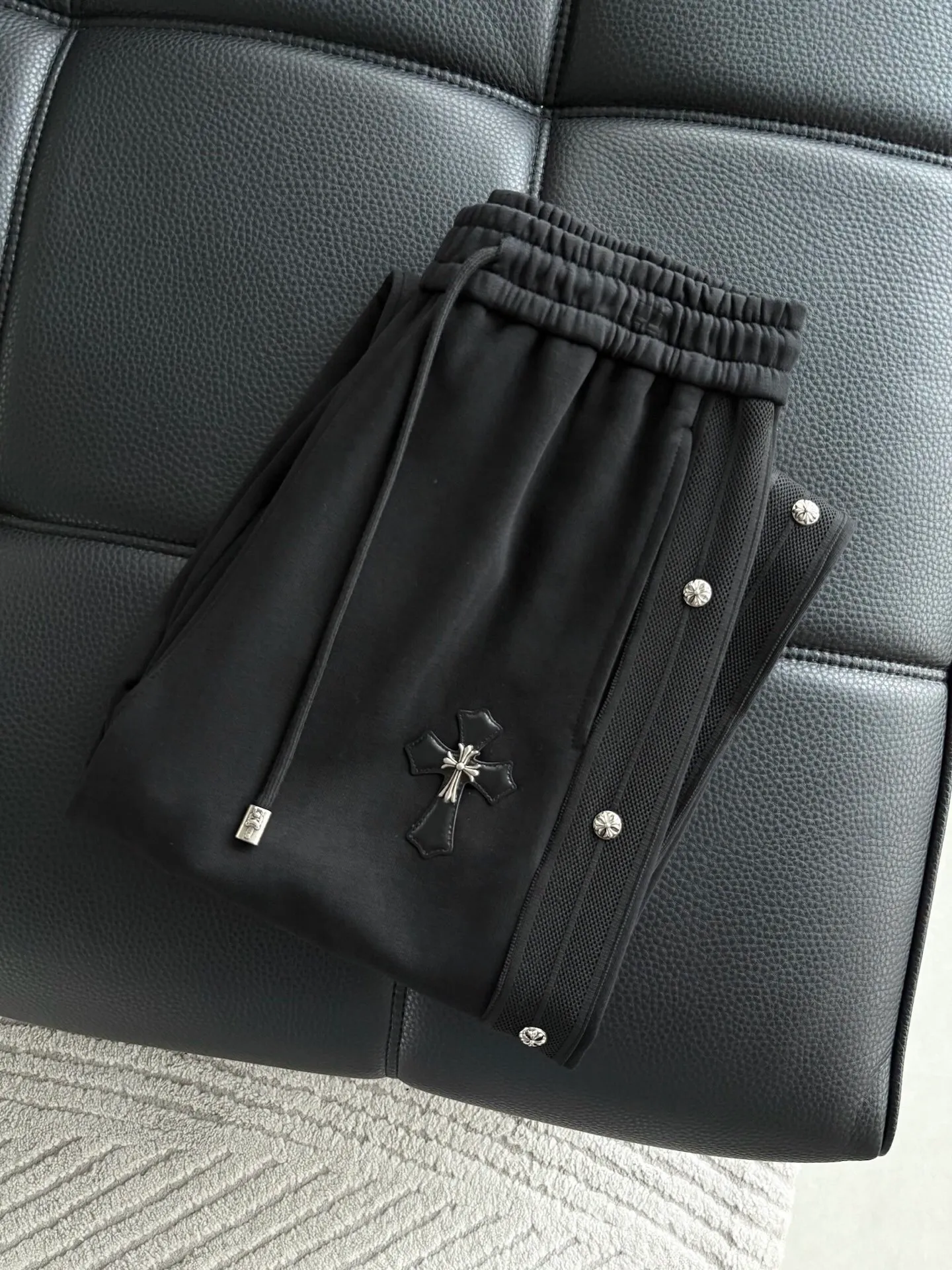 P506 💰 Chrome Chrome Heart with leather casual cotton trousers, new original cross with leather casual cotton trousers, vibe style niche high-waisted straight slim trousers. Chrome Heart’s classic cross is expressed in the form of a label, and the customized hardware does not have a bit of a rustic feel. It is luxurious without losing its connotation. The fit is perfect, super soft and skin-friendly after washing, and the whole pair of pants has a cross design. Built by top heavy industry, this is a magic weapon you can’t miss!男女同款，小红书同款。  颜色:黑色 码数:m~3x 款号:3738